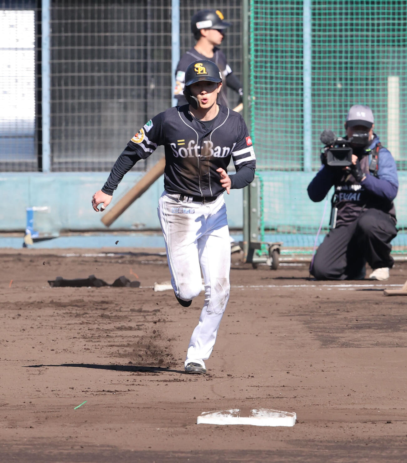 走塁練習をするソフトバンク周東（撮影・梅根麻紀）