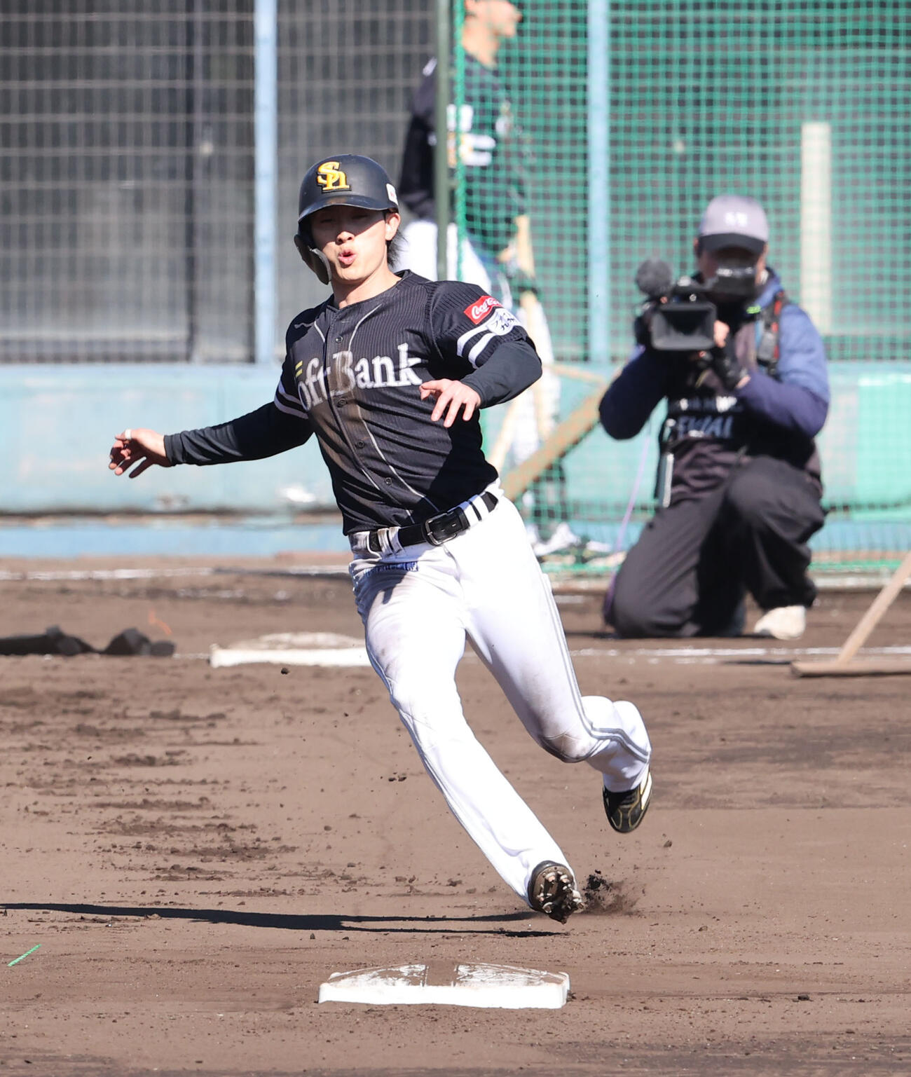 走塁練習をするソフトバンク周東（撮影・梅根麻紀）