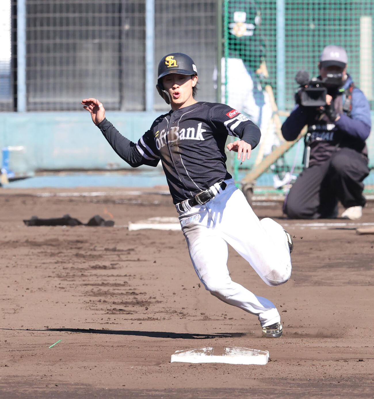 走塁練習をするソフトバンク周東（撮影・梅根麻紀）