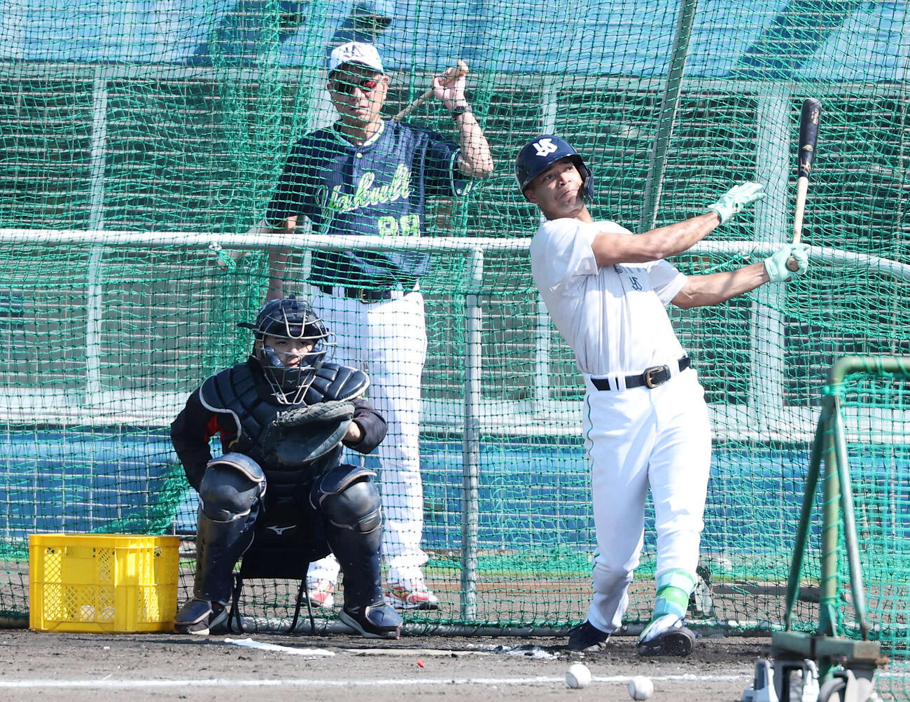 池山監督（左）の前でフリー打撃するヤクルトモンテル（撮影・鈴木正人）　