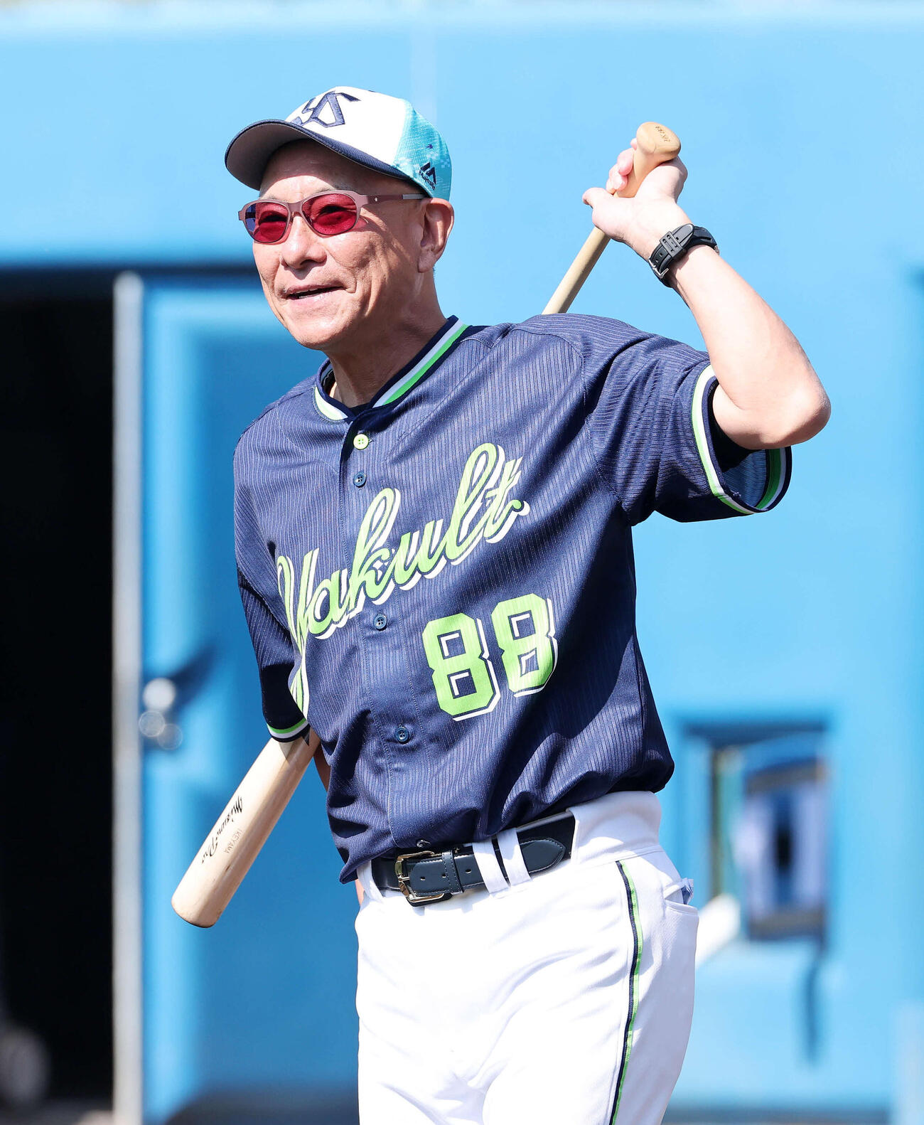 練習を見つめるヤクルト池山監督（撮影・鈴木正人）　