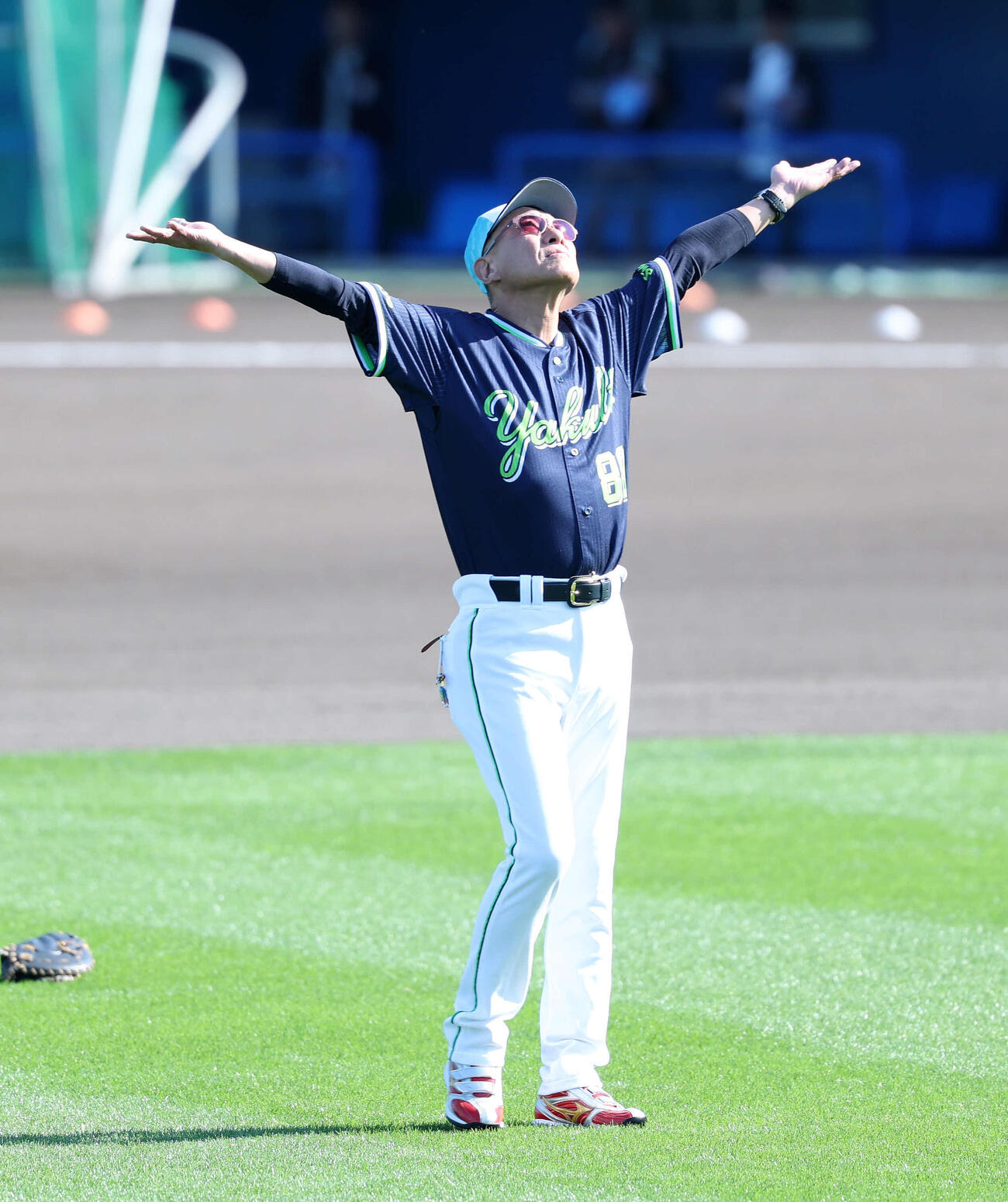両手を広げるヤクルト池山監督（撮影・鈴木正人）　