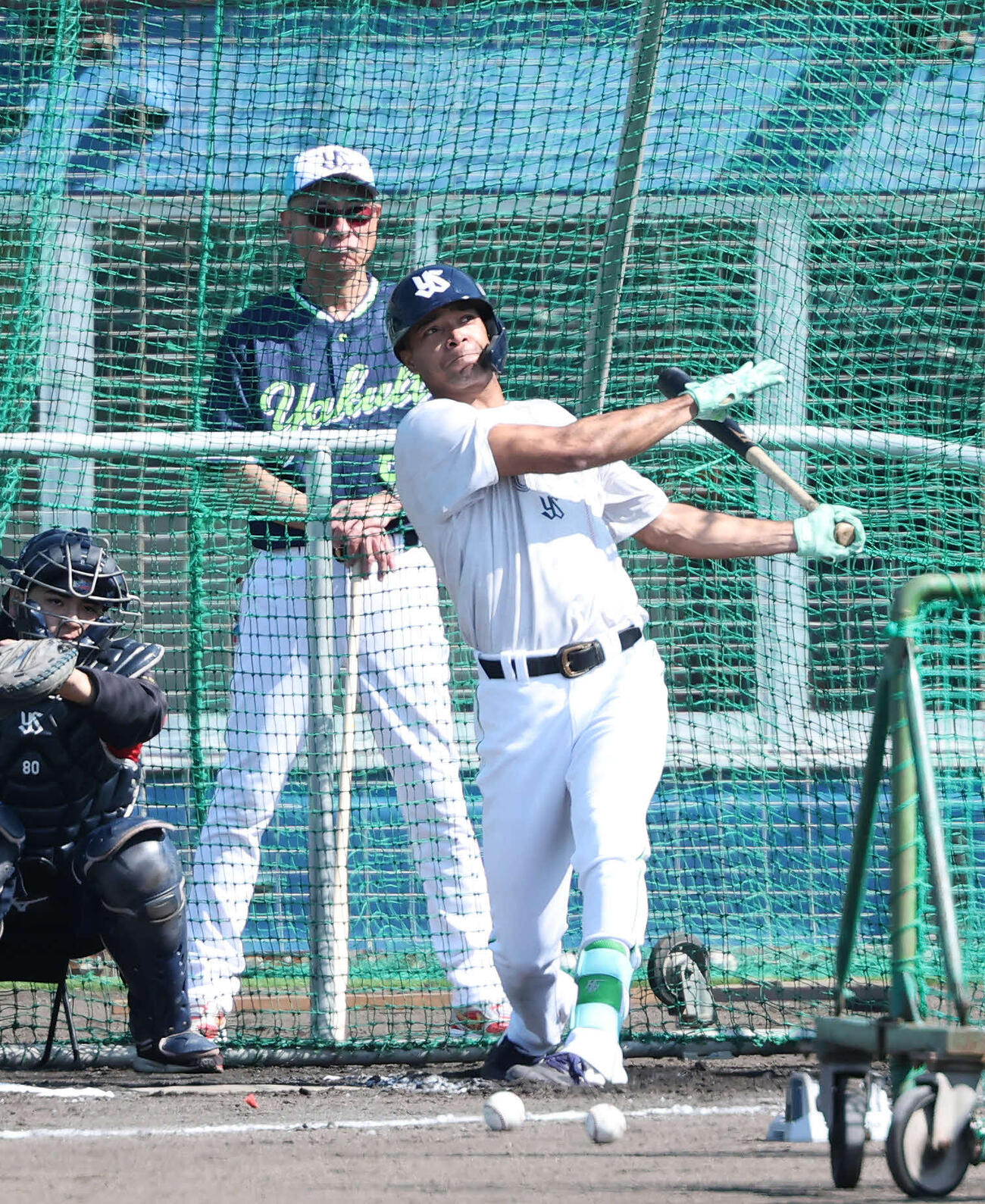 池山監督（左）の前でフリー打撃するヤクルトモンテル（撮影・鈴木正人）　