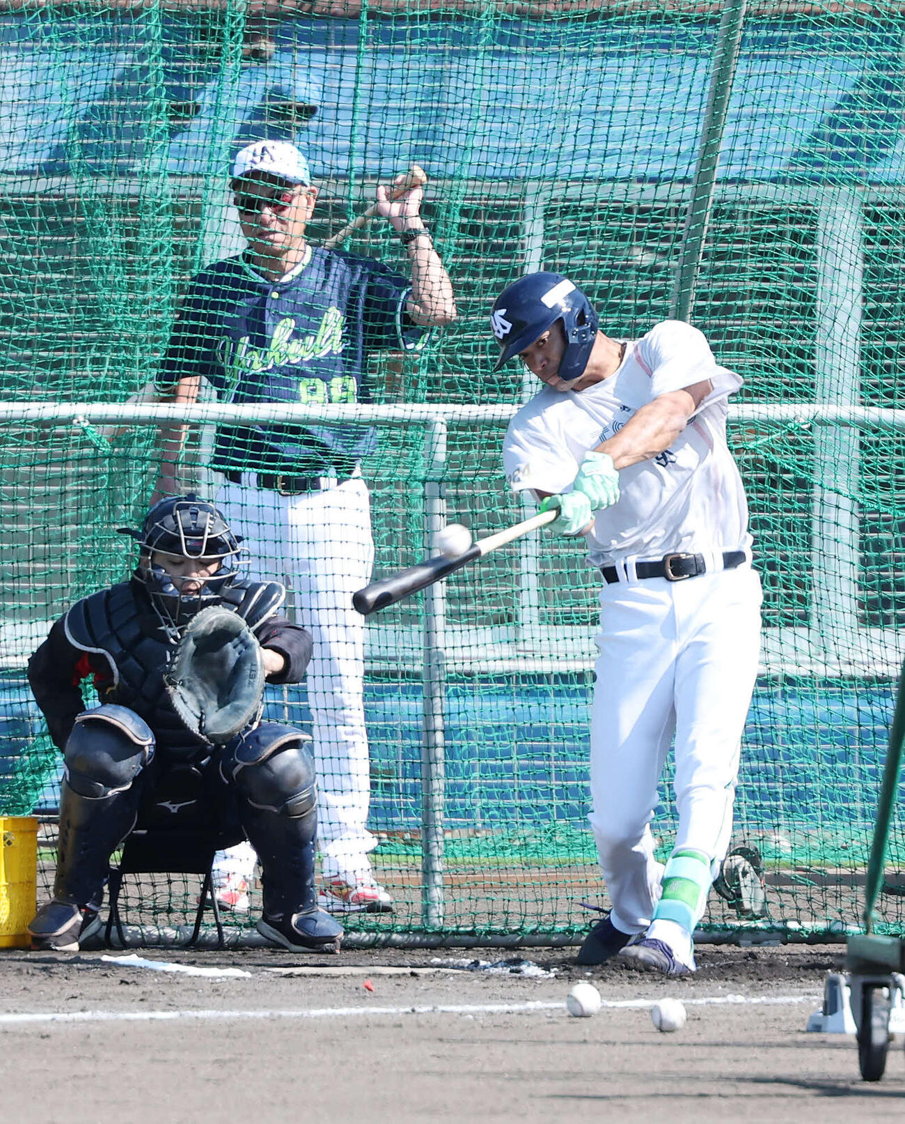 池山監督（左）の前でフリー打撃するヤクルトモンテル（撮影・鈴木正人）　