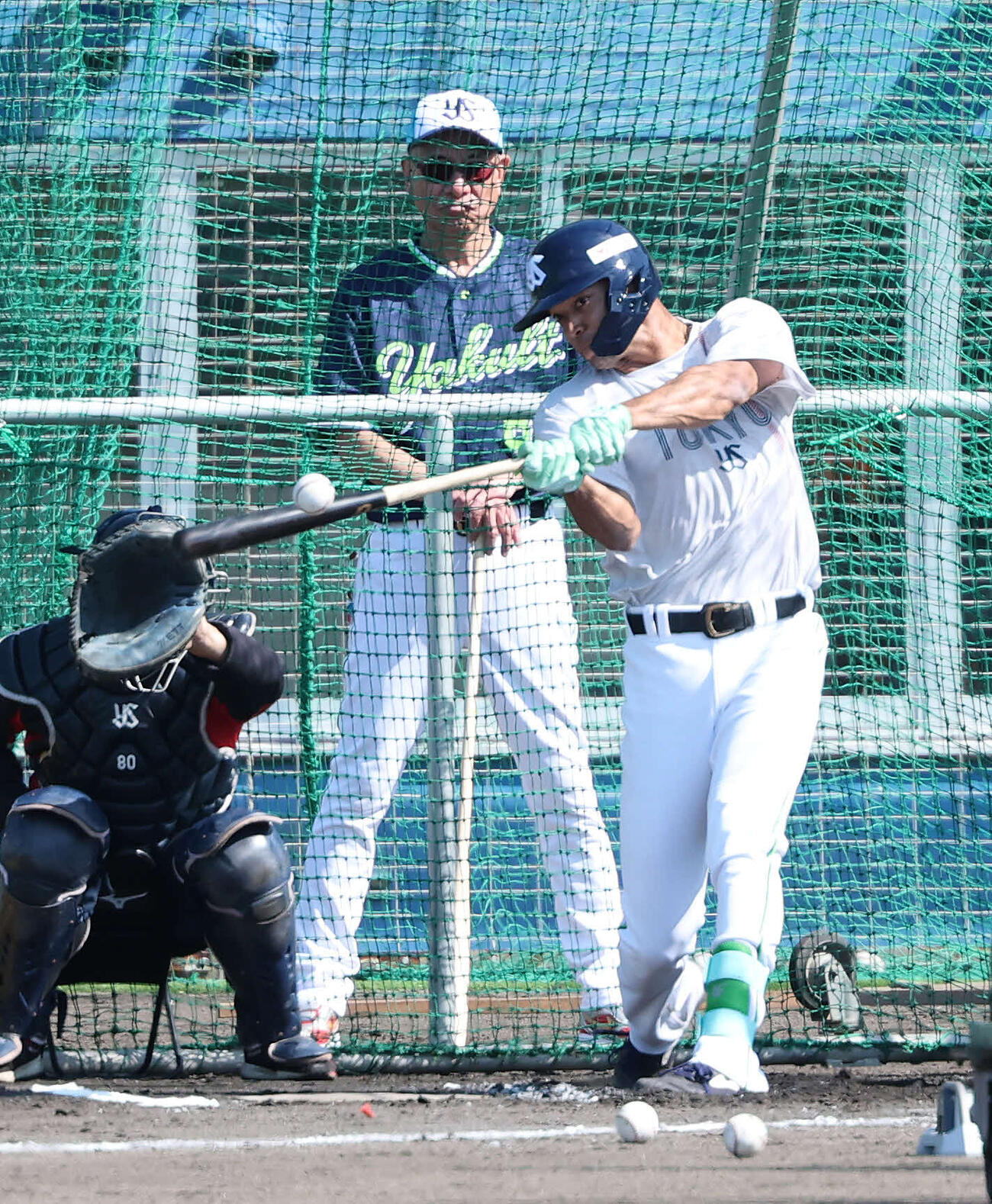 池山監督（左）の前でフリー打撃するヤクルトモンテル（撮影・鈴木正人）　