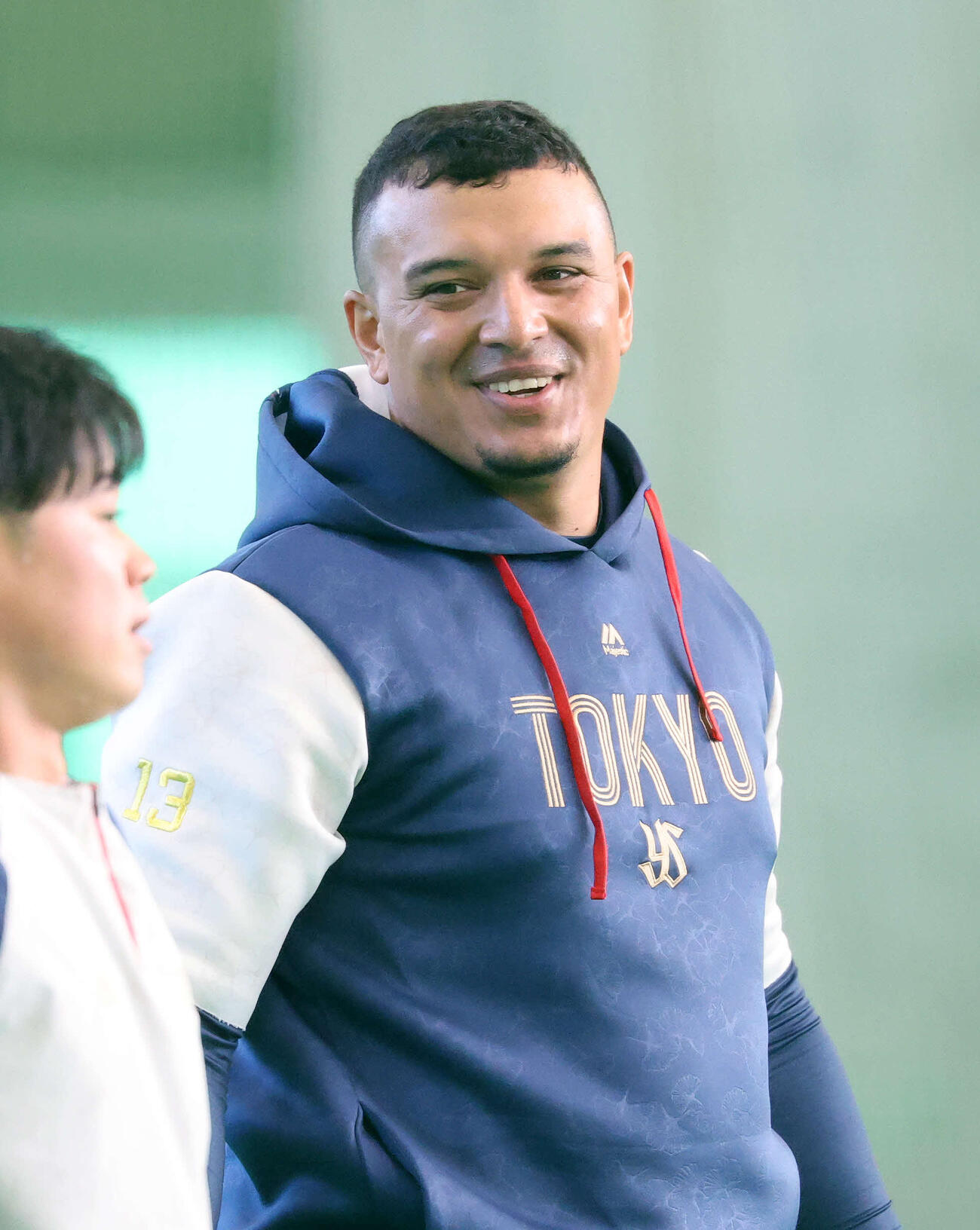 笑顔を見せるヤクルトオスナ（撮影・鈴木正人）　