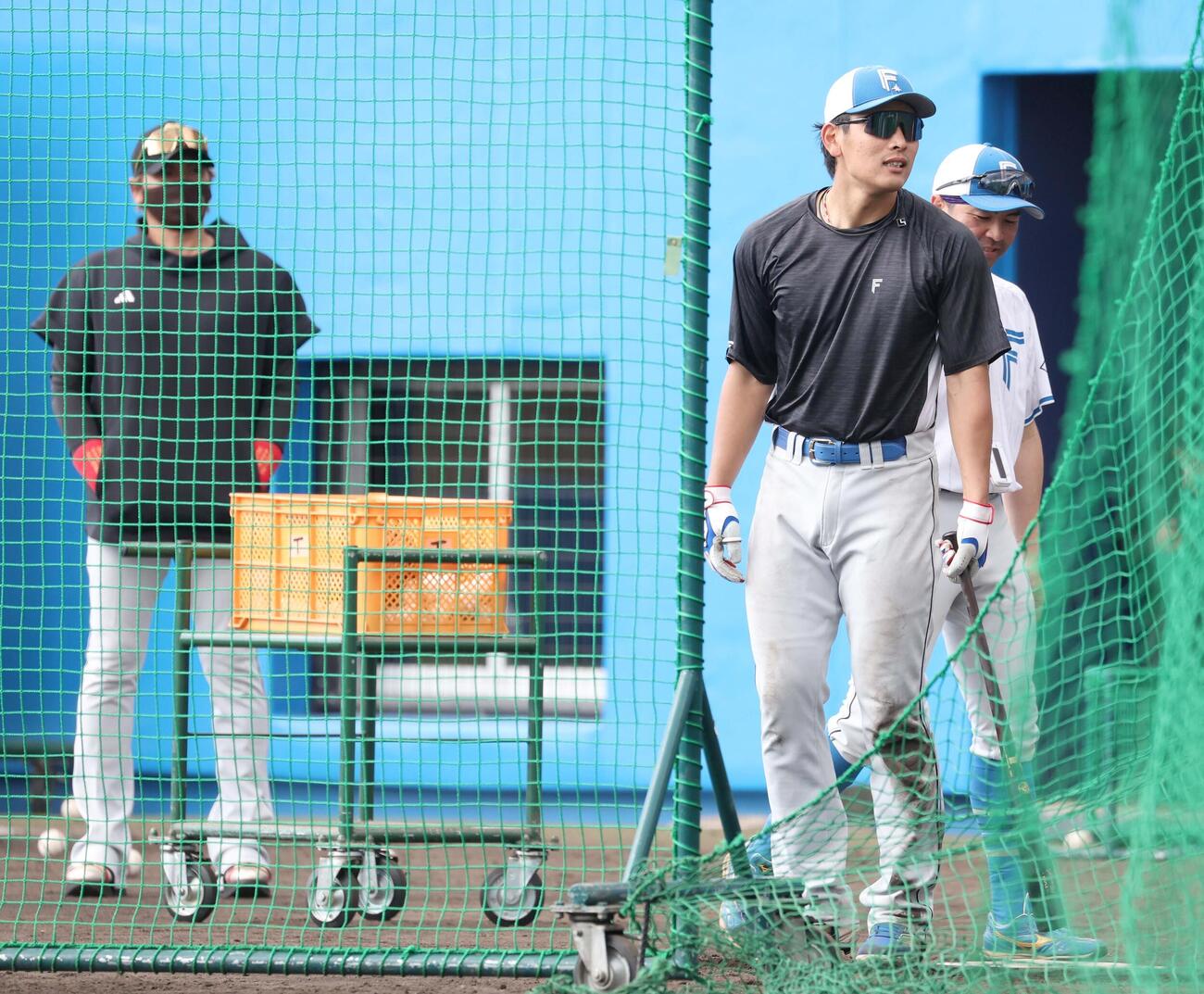野村の打撃練習を見つめる新庄監督（左）（撮影・黒川智章）