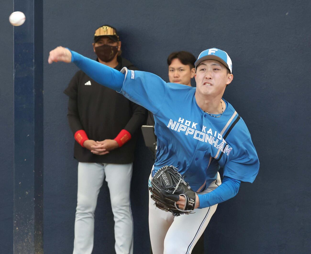 ブルペンで投球する日本ハム柳川。後方は新庄監督（撮影・黒川智章）