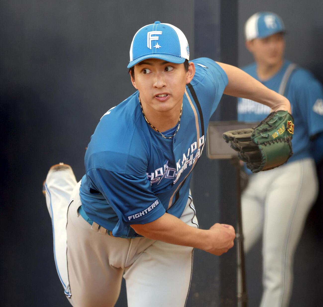 ブルペンで投球する日本ハム達（撮影・黒川智章）