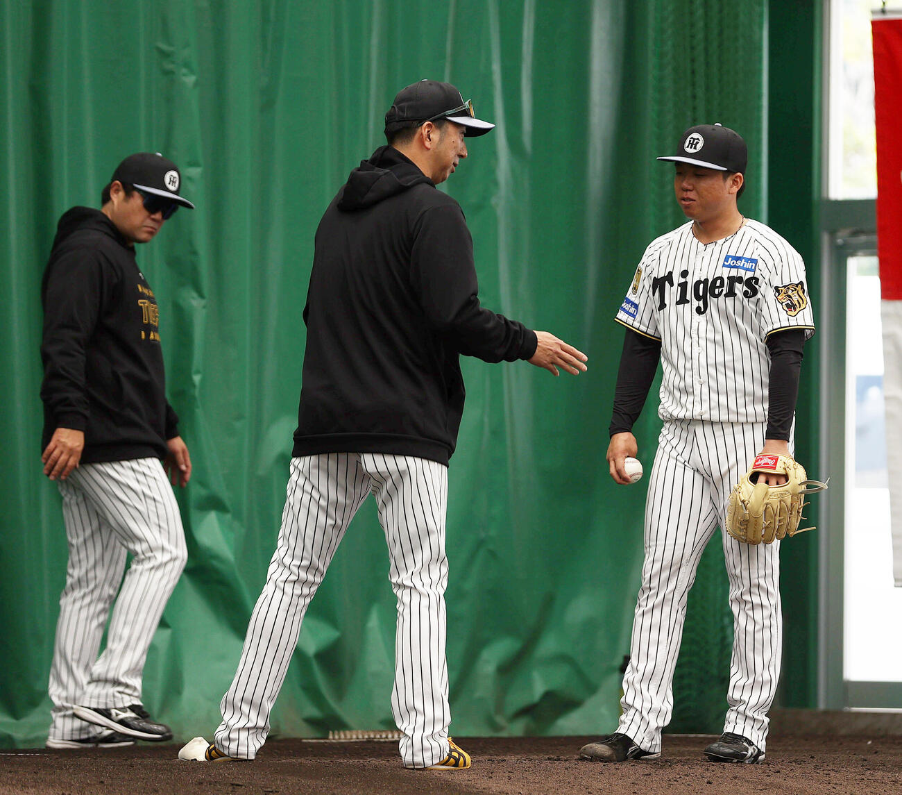 ブルペンで阪神村上（右）を指導する藤川監督。左は安藤投手チーフコーチ（撮影・上山淳一）