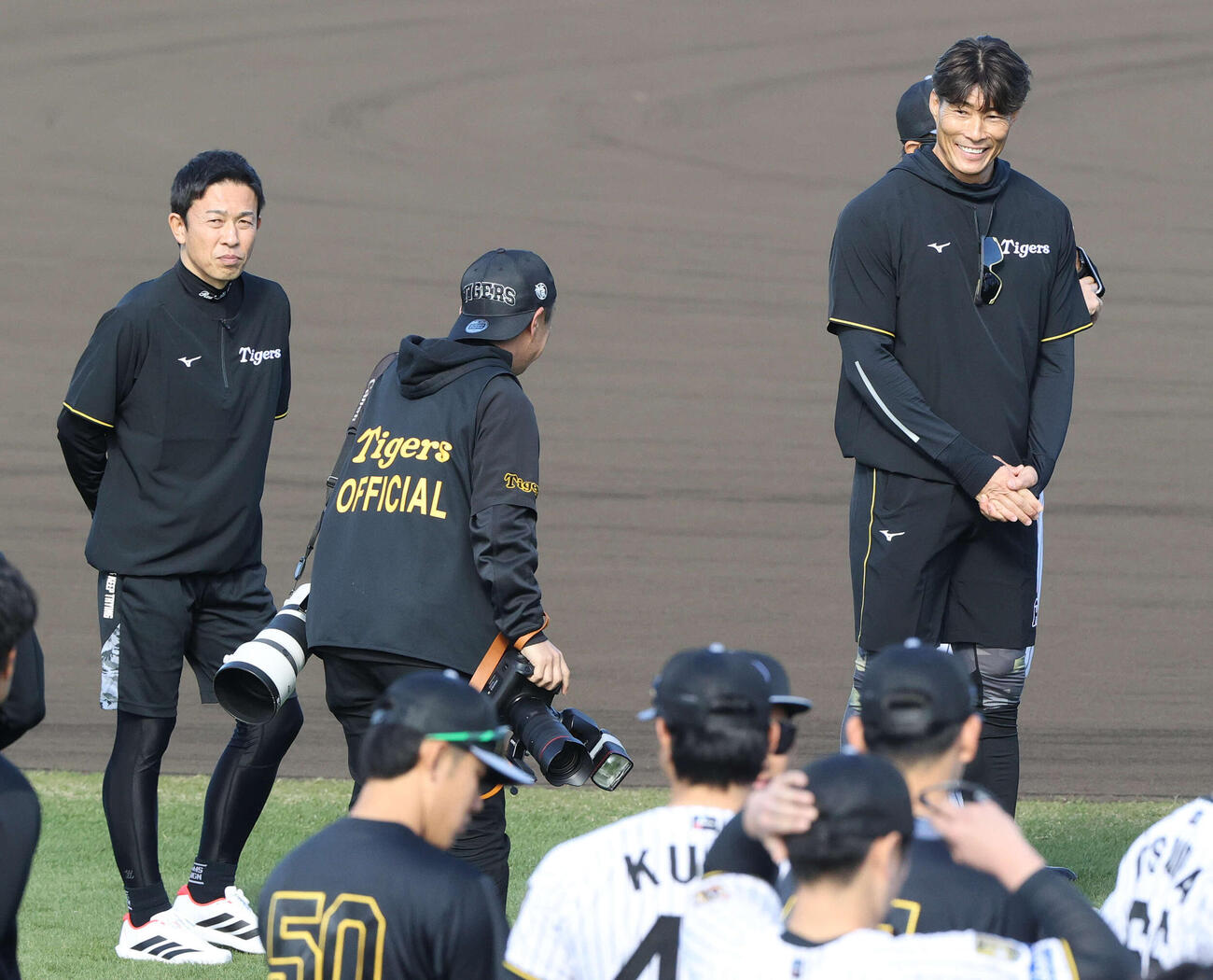阪神の臨時コーチを務める赤星氏（左）と糸井SA（撮影・上山淳一）