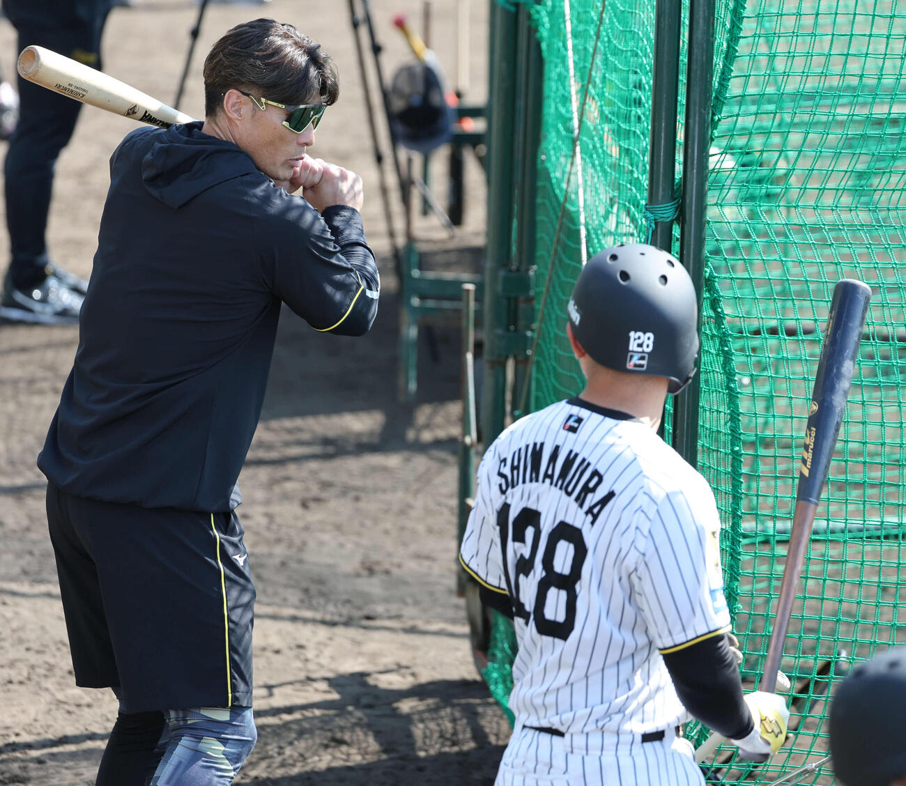 嶋村にアドバイスを送る阪神糸井SA（撮影・西尾就之）