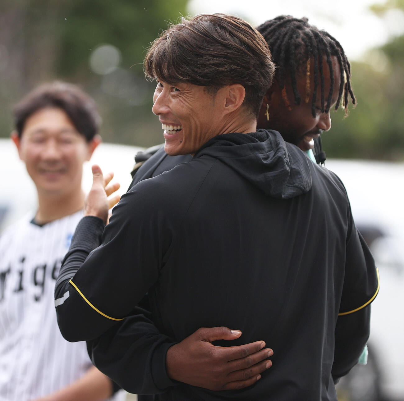 阪神ドリス（右）は糸井SAと抱き合う（撮影・上山淳一）