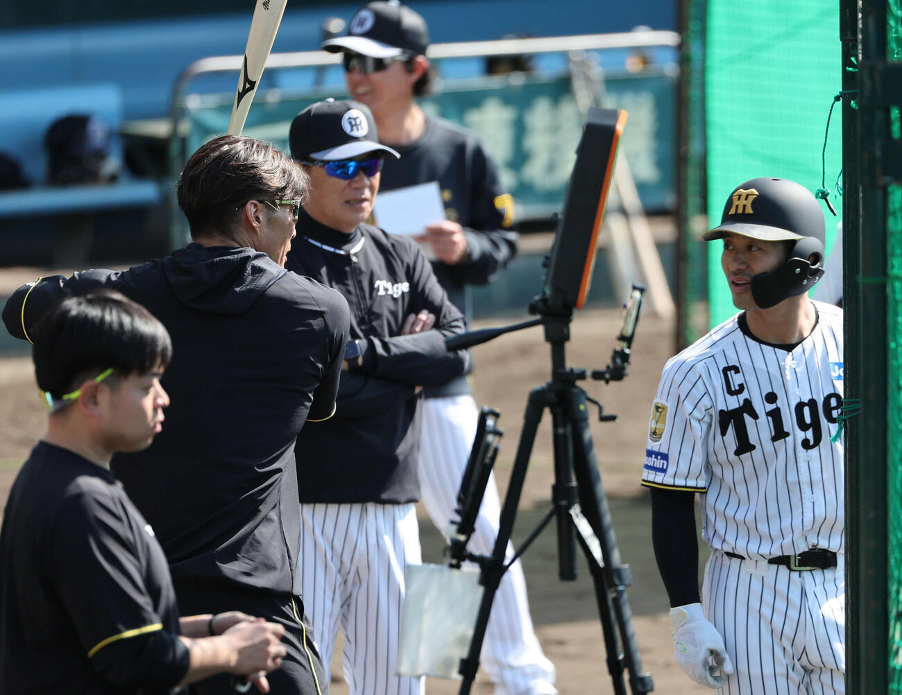 糸井SA（左）と話す阪神坂本（撮影・西尾就之）