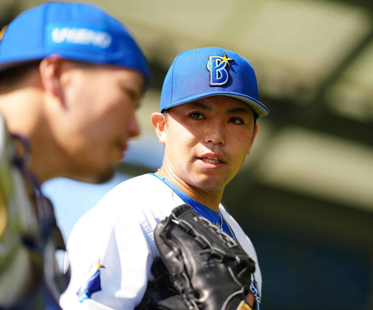 ブルペンでの投球を終え話すDeNA東（撮影・鈴木みどり）