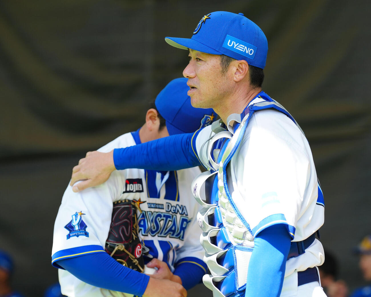 ブルペンでの投球を終えた山崎（後方）をねぎらうDeNA相川監督（撮影・鈴木みどり）