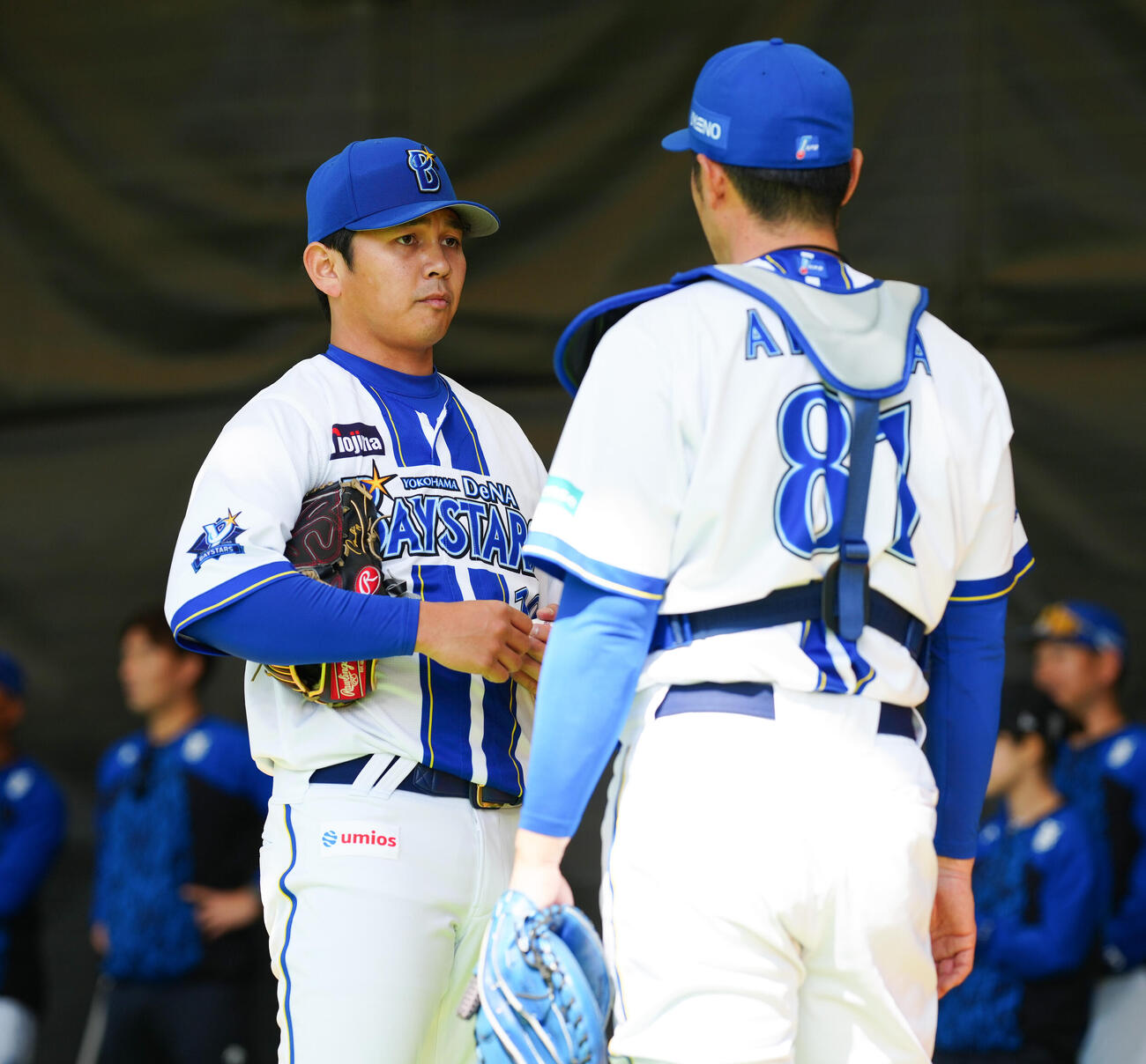 ブルペンでの投球後、相川監督（右）からアドバイスを受けるDeNA山崎（撮影・鈴木みどり）