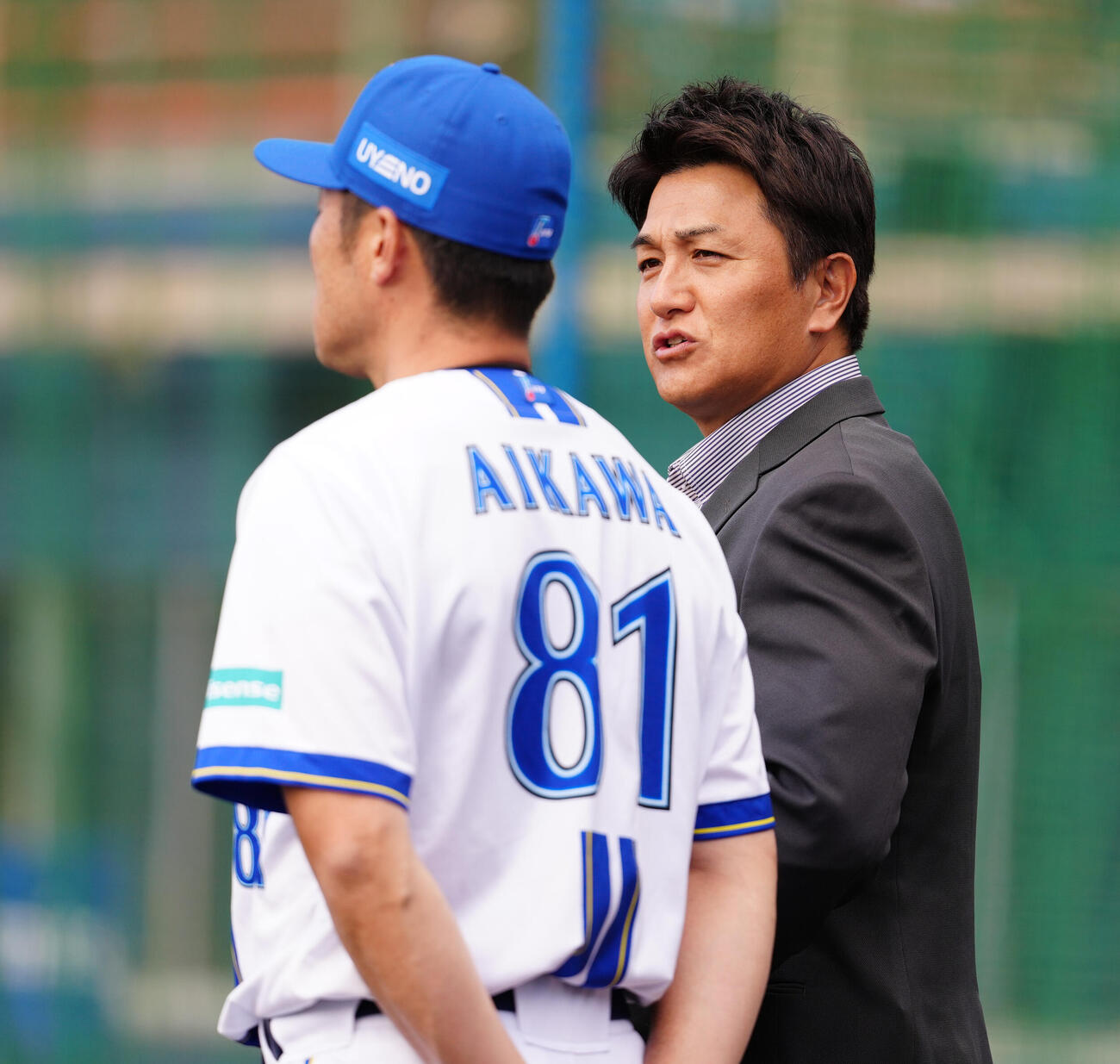 DeNA相川監督（手前）と話す高橋氏（撮影・鈴木みどり）