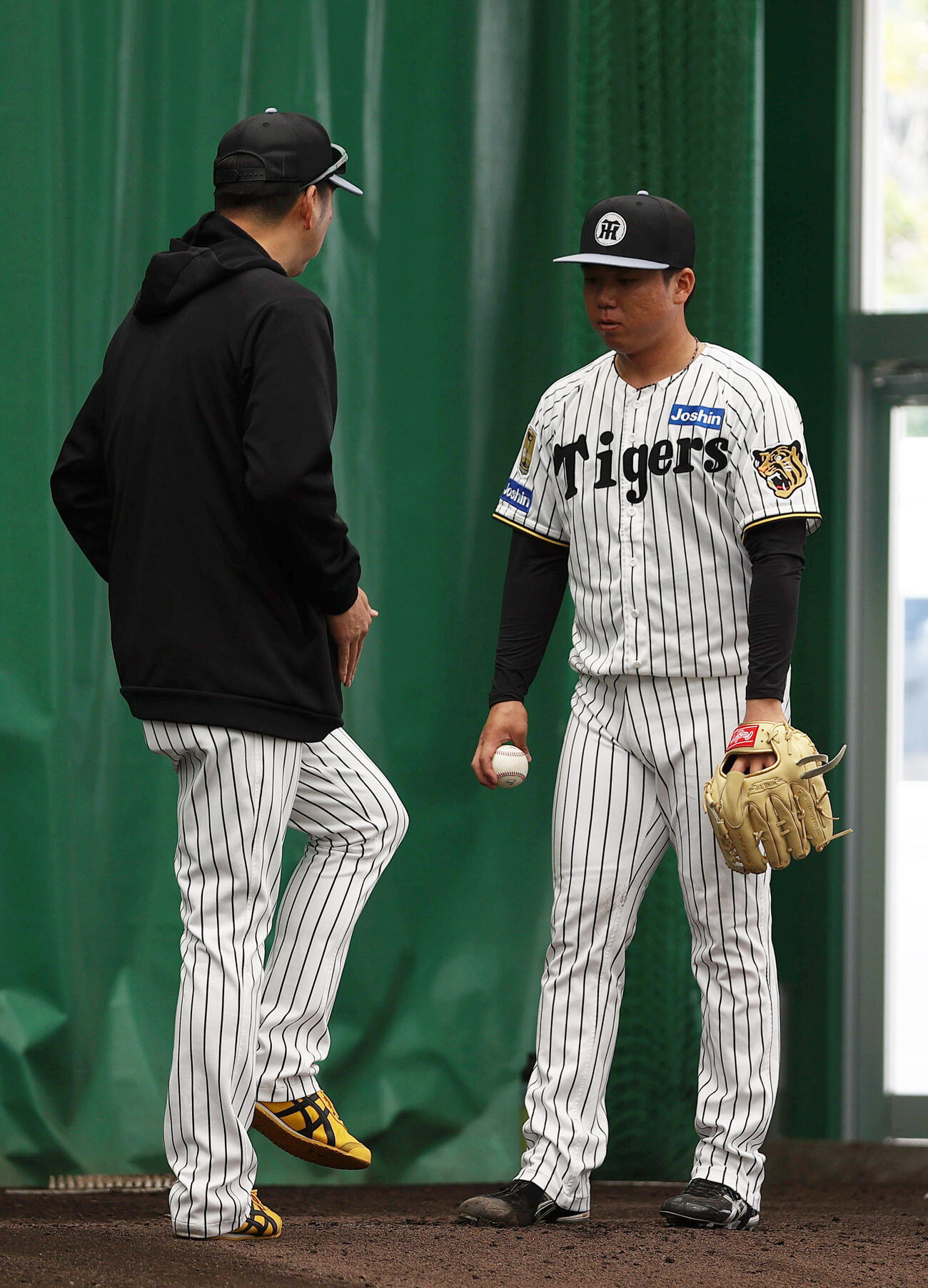 ブルペンで阪神村上（右）を指導する藤川監督（撮影・上山淳一）