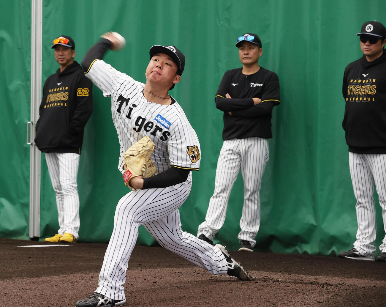 阪神村上（手前）は藤川監督（左）が見守る中、投球する（撮影・上山淳一）
