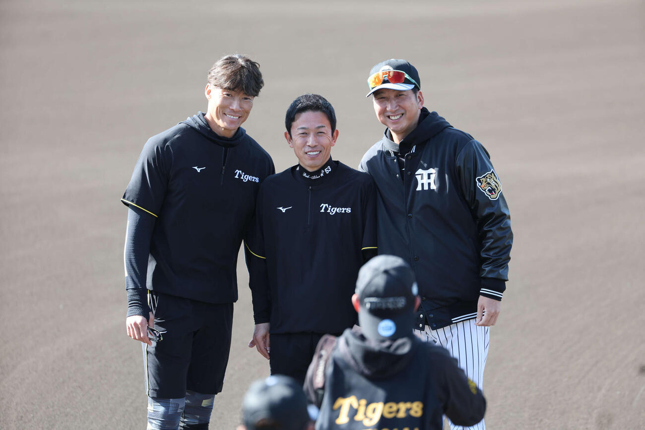 阪神キャンプで臨時コーチを務める糸井嘉男氏（左）と赤星憲広氏は藤川球児監督と記念写真に納まる（撮影・西尾就之）