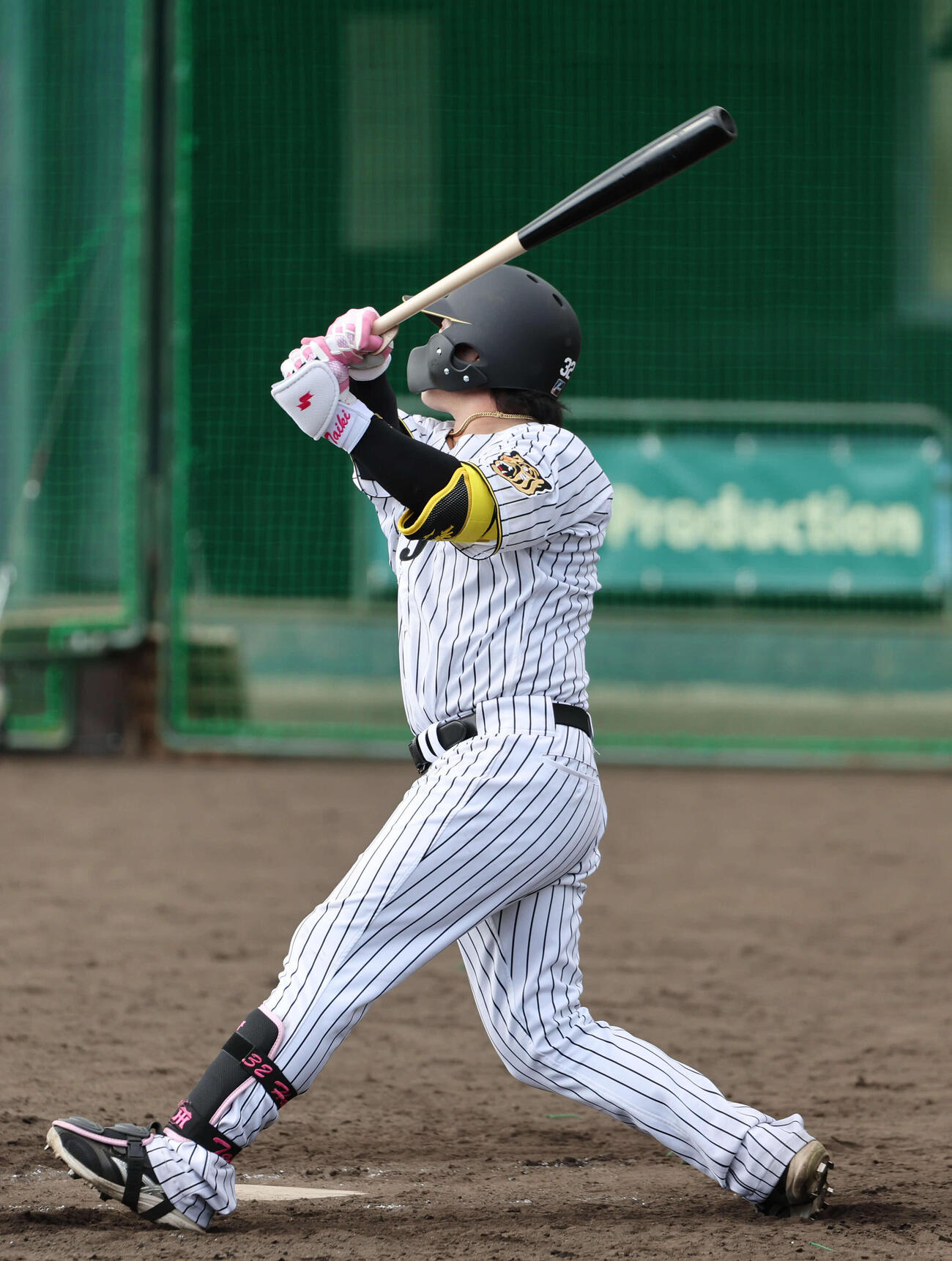 シート打撃で右越えに本塁打を放つ阪神浜田（撮影・西尾就之）
