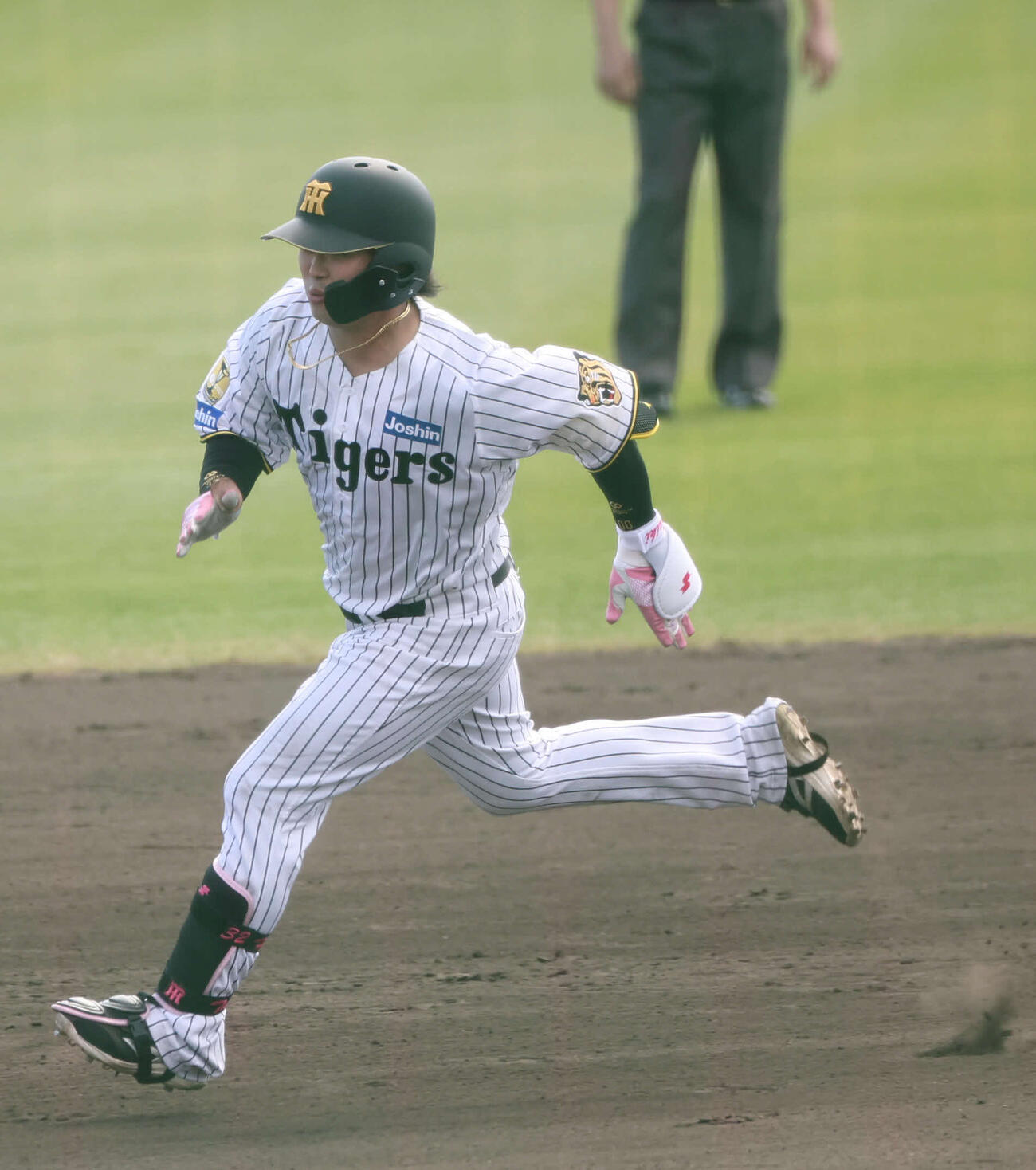 シート打撃で右越えに長打を放った阪神浜田は三塁へ向かう（撮影・西尾就之）