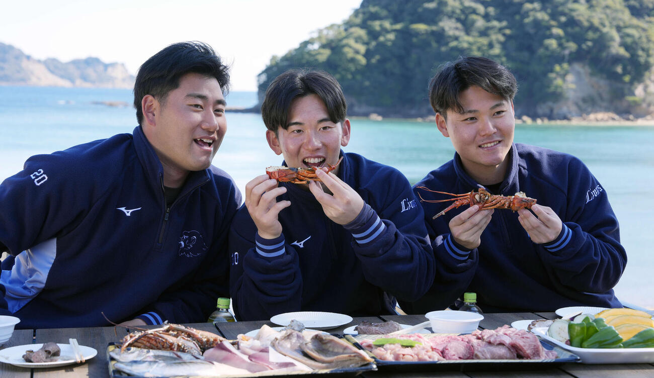 西武宮崎・南郷春季キャンプ休日　宮崎の食材でバーベキューをする、左から西武岩城、小島、秋山（撮影・小島史椰）