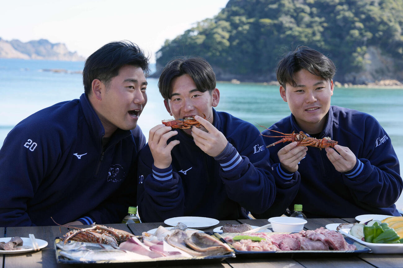 西武宮崎・南郷春季キャンプ休日　宮崎の食材でバーベキューをする、左から西武岩城、小島、秋山（撮影・小島史椰）