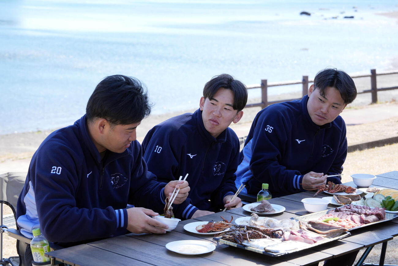 西武宮崎・南郷春季キャンプ休日　宮崎の食材でバーベキューをする、左から西武岩城、小島、秋山（撮影・小島史椰）