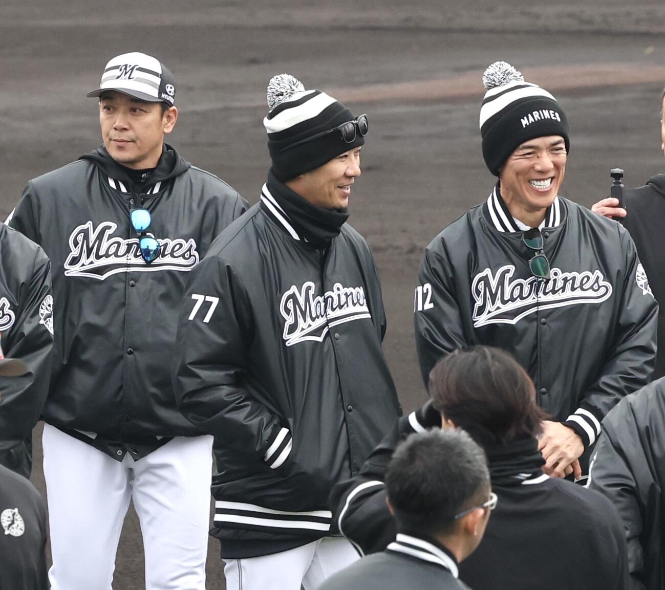 練習に向かうロッテのサブロー監督（左）、西岡チーフ打撃兼走塁コーチ（中央）、松井臨時コーチ（撮影・宮地輝）