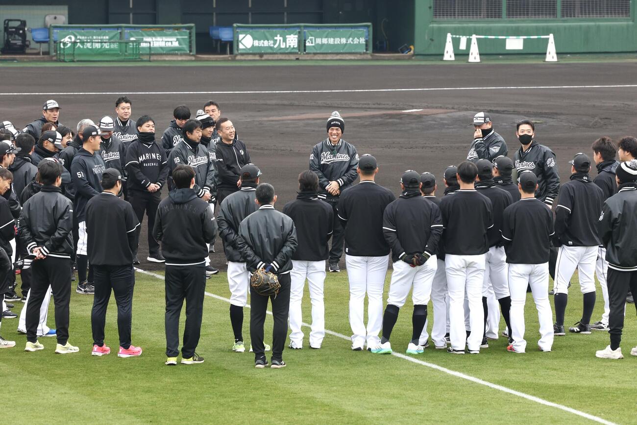 練習前、笑顔を見せるロッテ松井臨時コーチ（中央）（撮影・宮地輝）