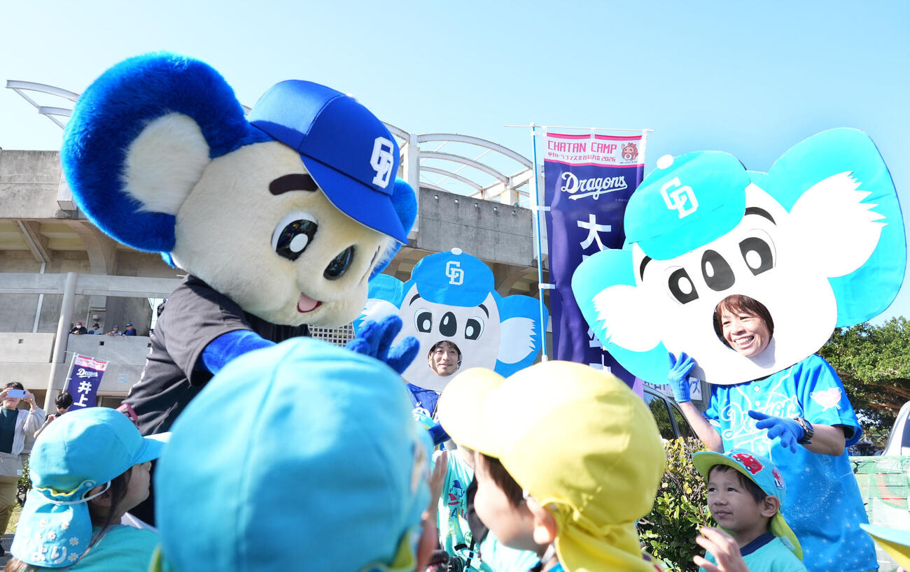 園児たちとドアラの面をつけた先生たちに囲まれるドアラ（撮影・森本幸一）