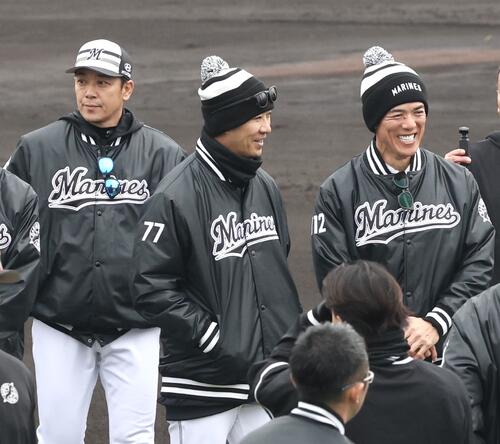 練習に向かうロッテのサブロー監督（左）、西岡チーフ打撃兼走塁コーチ（中央）、松井臨時コーチ（撮影・宮地輝）
