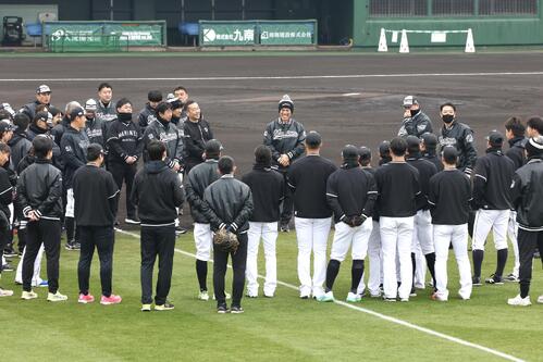 練習前、笑顔を見せるロッテ松井臨時コーチ（中央）（撮影・宮地輝）