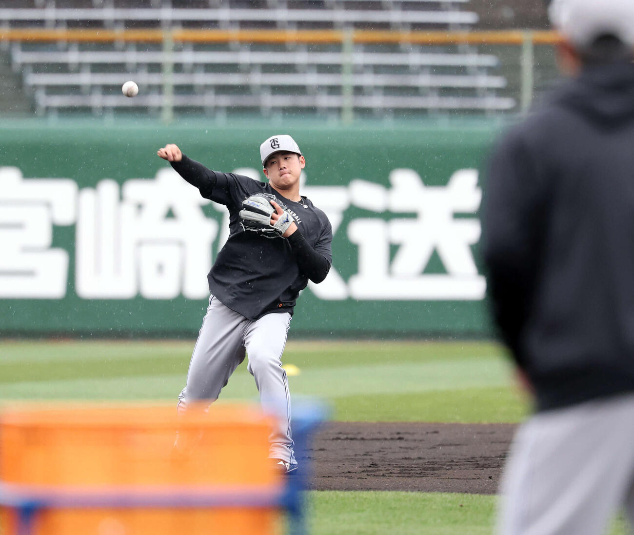 雨の中、早出練習をする巨人石塚（撮影・浅見桂子）