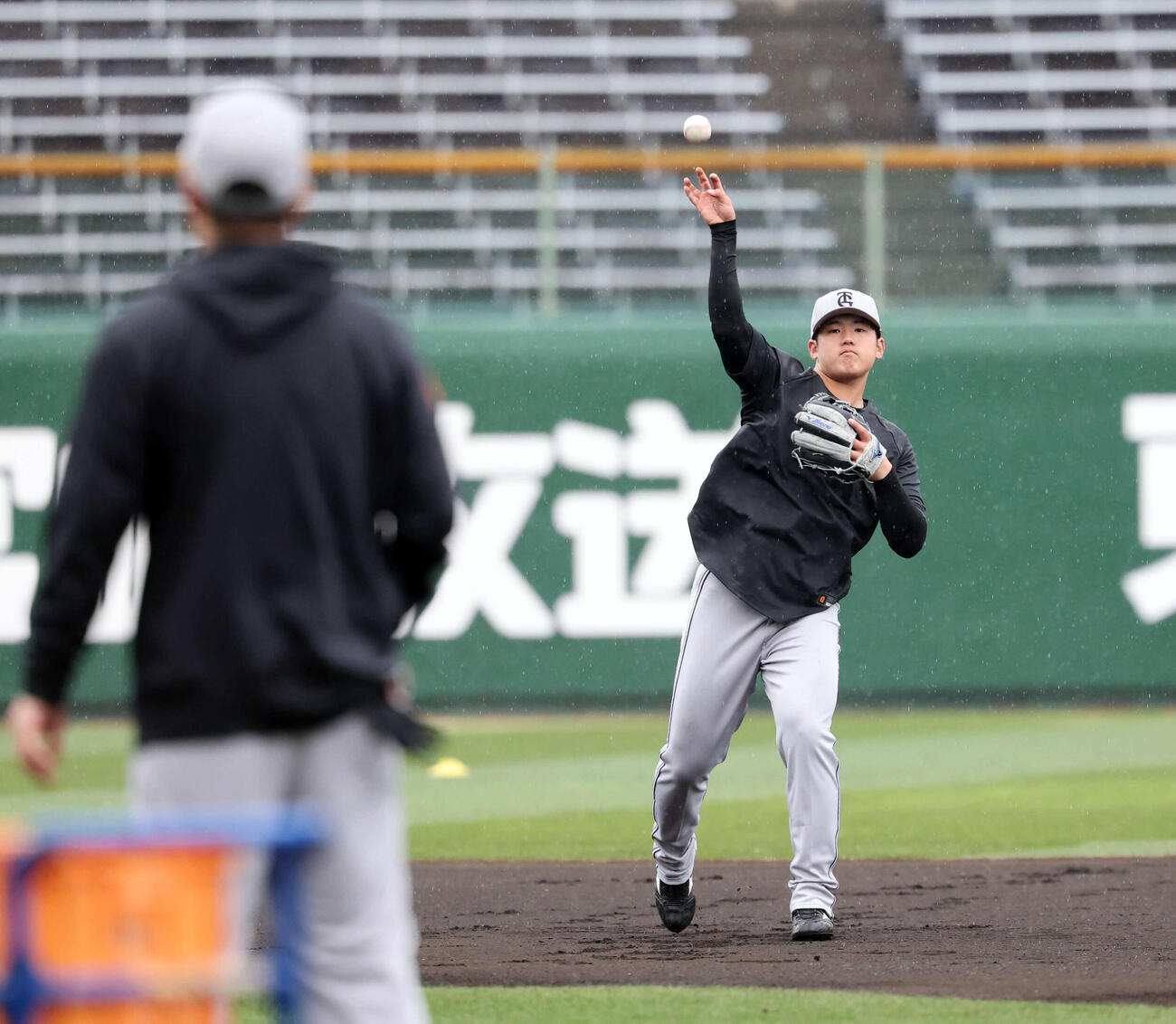 雨の中、早出練習をする巨人石塚（撮影・浅見桂子）