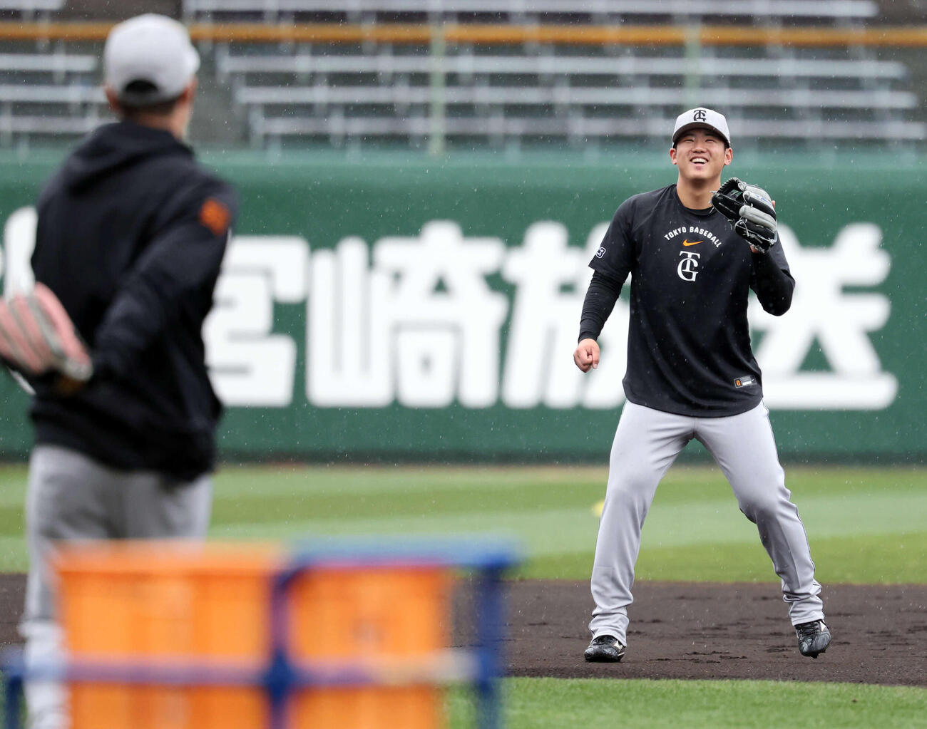 雨の中、早出練習をする巨人石塚（撮影・浅見桂子）