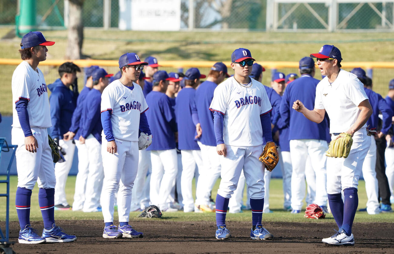 全体練習開始前、川崎臨時コーチ兼選手（右）は知野、田中、村松らにアドバイスをする（撮影・森本幸一）