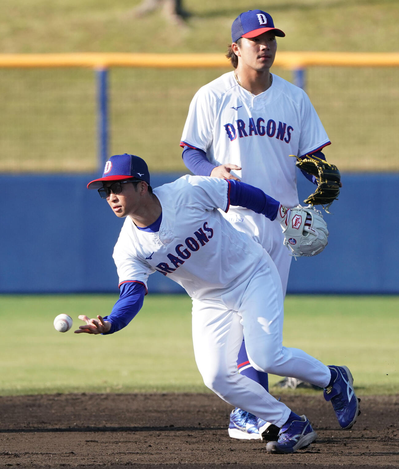 練習開始前、早出守備練習をする田中（左）右は知野（撮影・森本幸一）