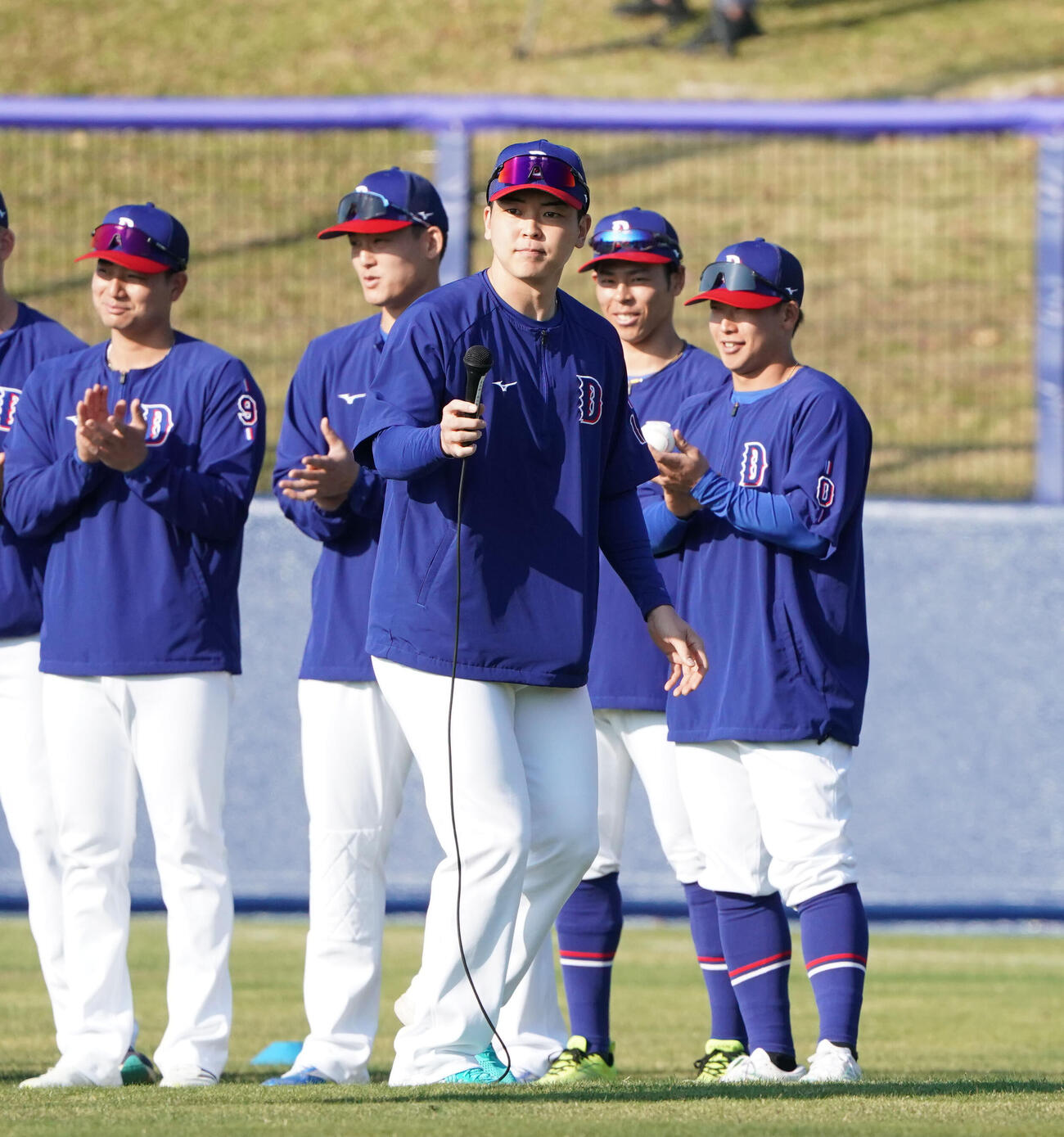 練習開始前、円陣で挨拶を行う中西（中央）右は辻本（撮影・森本幸一）