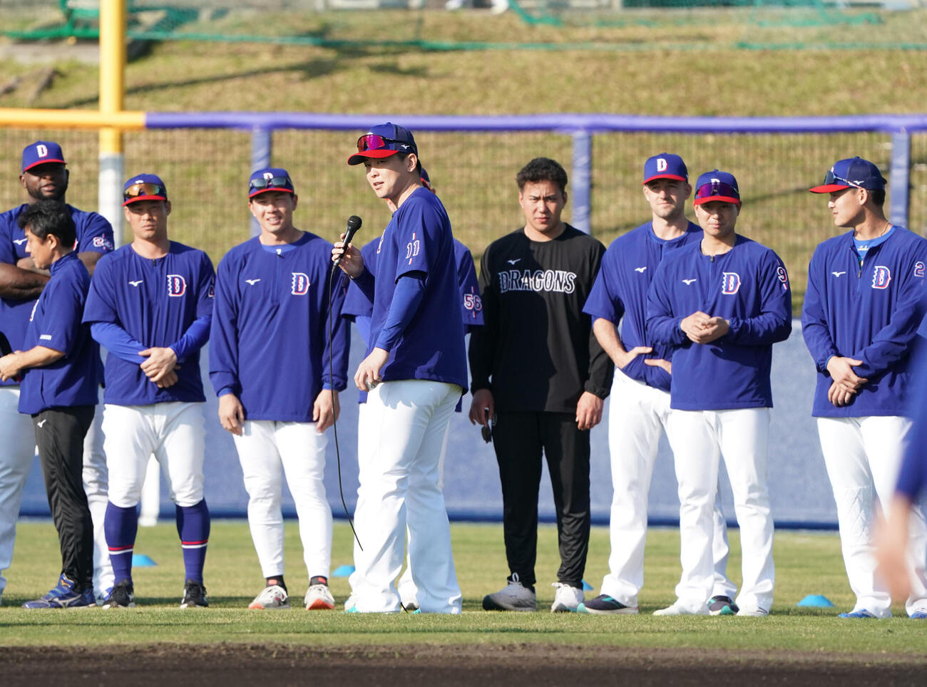 練習開始前、円陣で挨拶を行う中西（撮影・森本幸一）