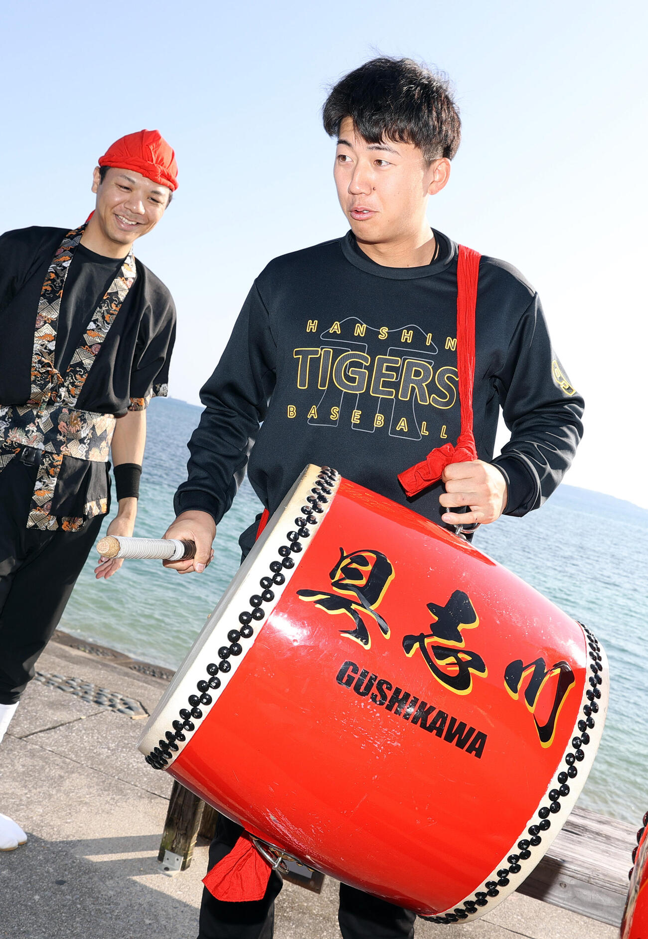 具志川ビーチでエイサー体験する阪神立石（手前）（撮影・上山淳一）