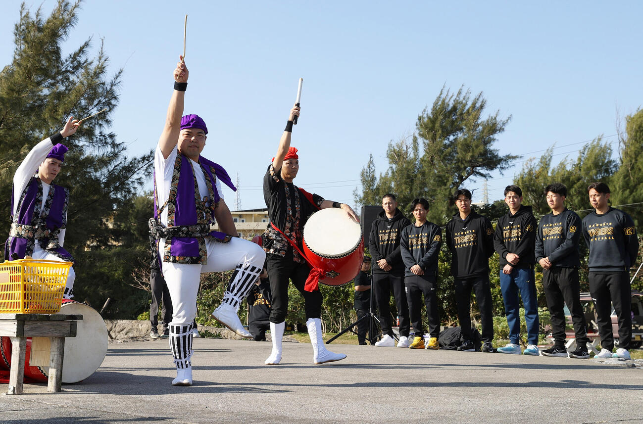 具志川ビーチでエイサーの演舞を見る阪神の新人ら、右から神宮、立石、早瀬、岡城、山崎、能登（撮影・上山淳一）