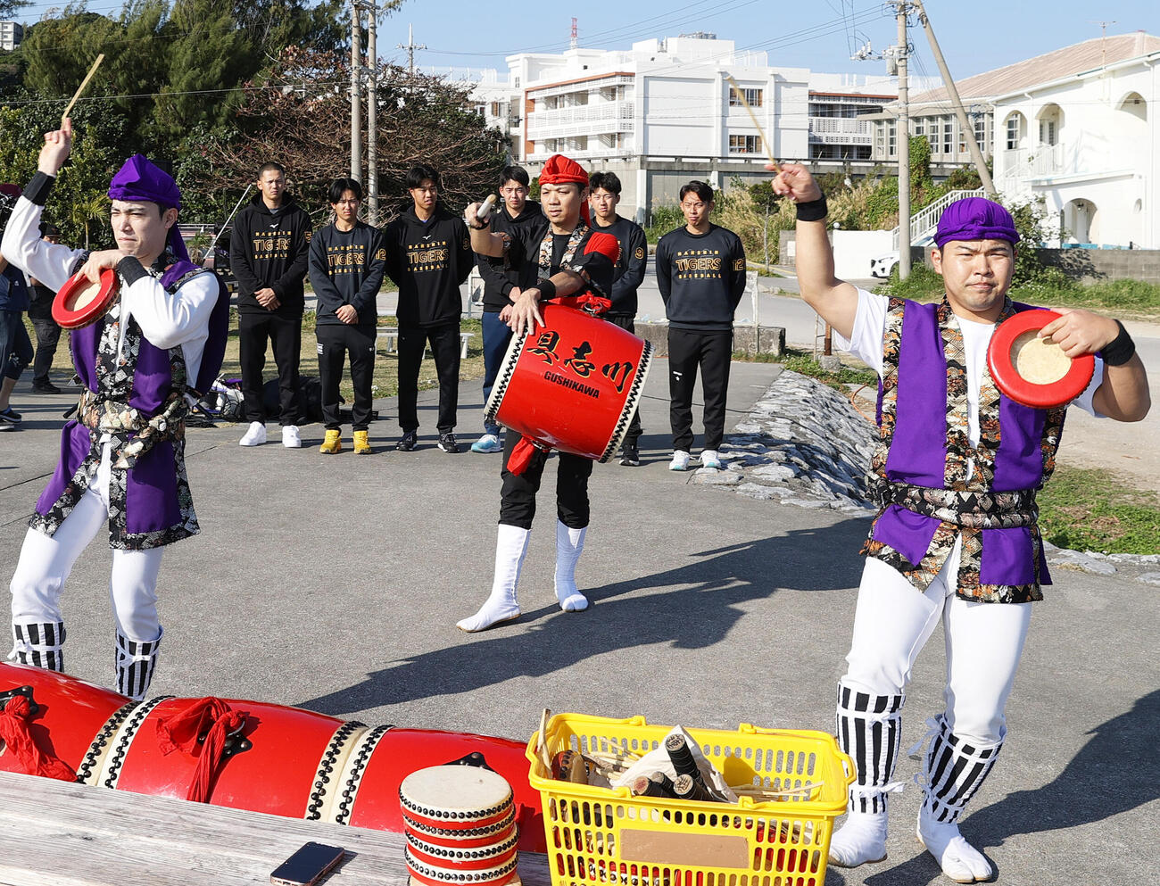 具志川ビーチでエイサーの演舞を見る阪神の新人ら（撮影・上山淳一）
