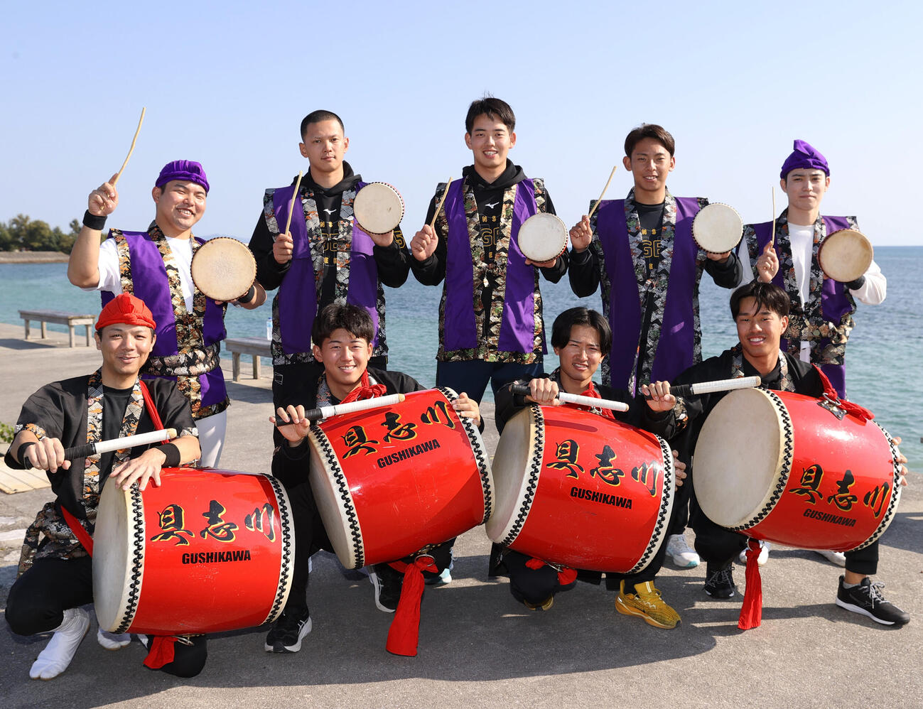具志川ビーチでエイサー体験し記念撮影する阪神の新人たち、前列左2人目から立石、山崎、岡城、後列2人目から能登、早瀬、神宮（撮影・上山淳一）