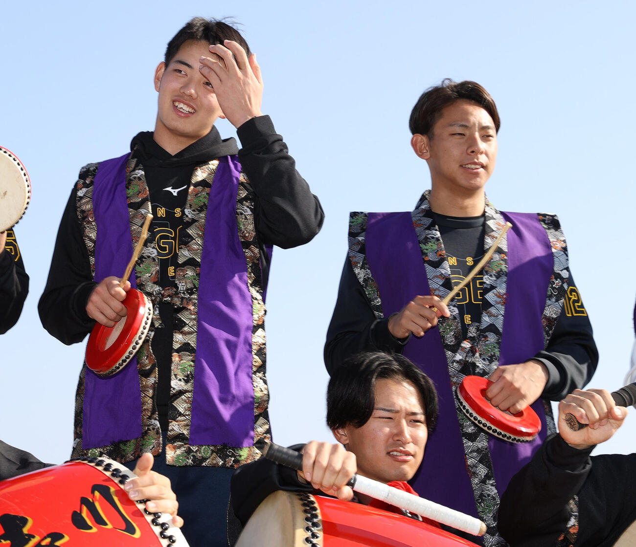 具志川ビーチでエイサー体験する阪神の新人ら、左から早瀬、山崎、神宮（撮影・上山淳一）