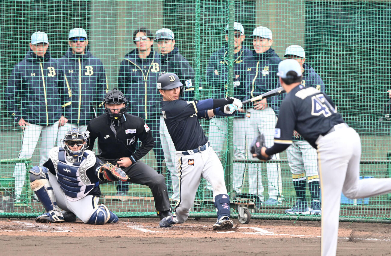 ライブBPで山口から安打性の打球を放つオリックス若月（撮影・和賀正仁）