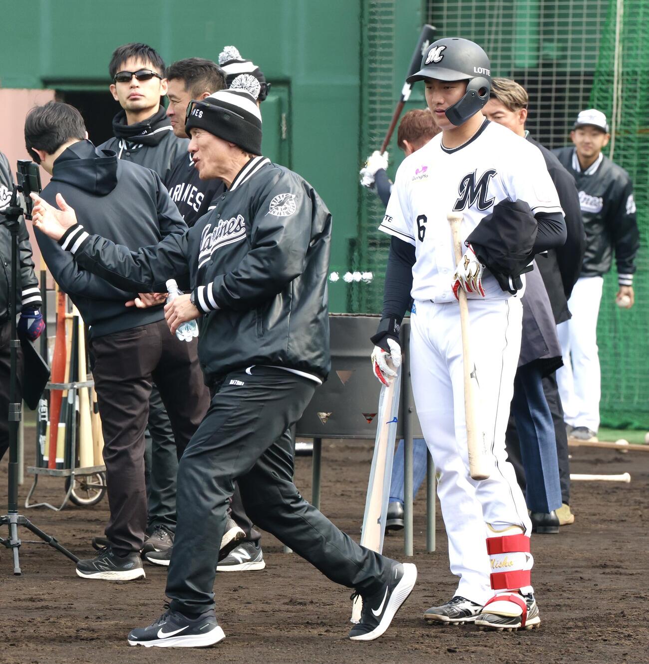 ロッテ松井臨時コーチ（左）の指導を受ける西川（撮影・宮地輝）