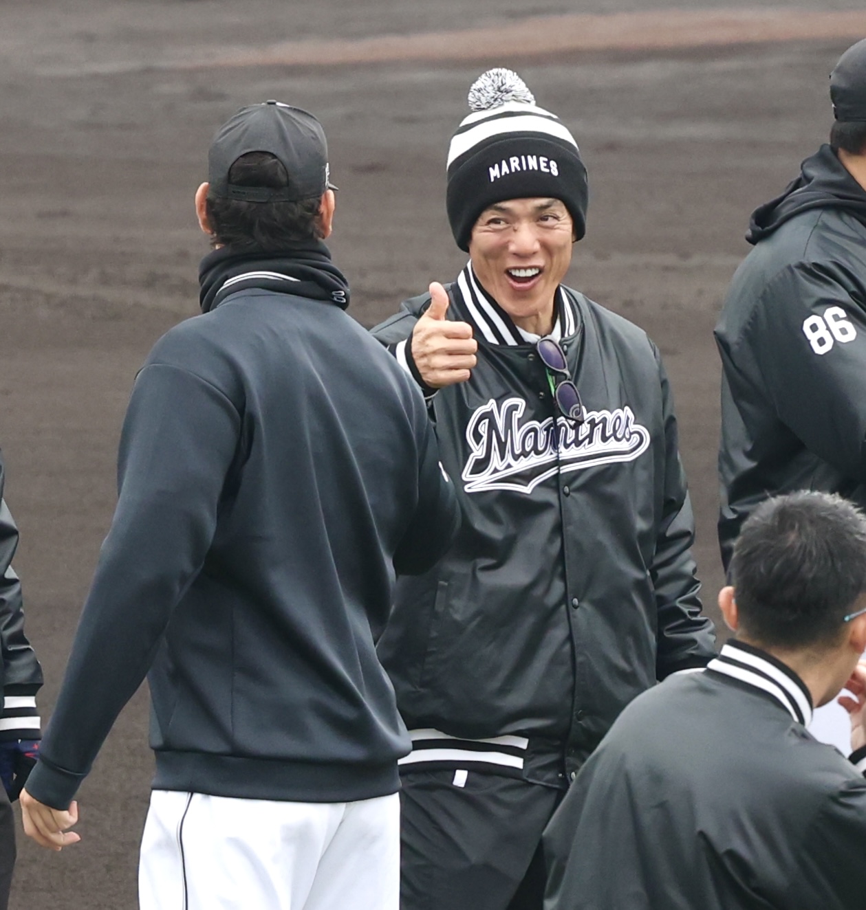 ロッテのソト（左）にサムズアップする松井臨時コーチ（撮影・宮地輝）